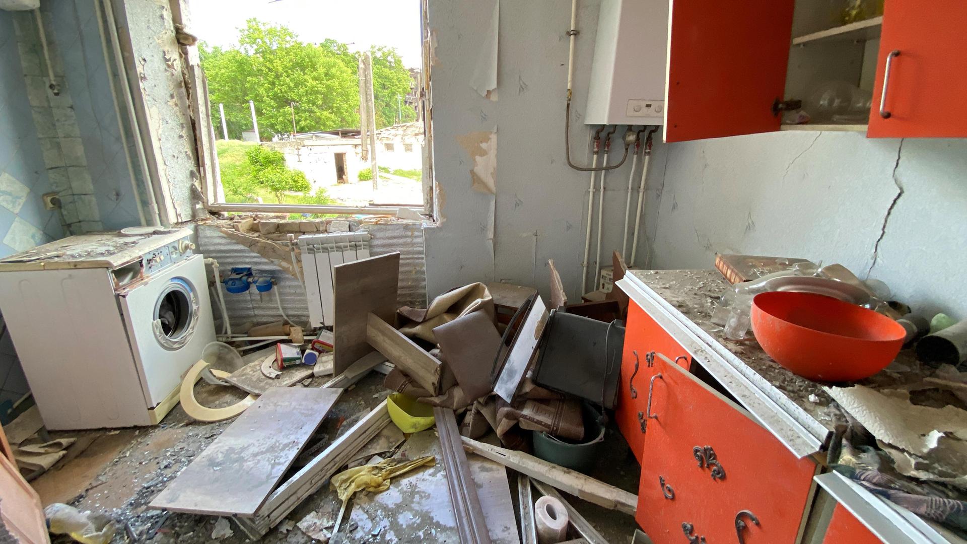 In einer Wohnung in einem zerstörten Haus des KIewer Vororts  Borodjanka ist der Hausrat in einer Küche durch russischen Beschuss weitgehend zerstört. 