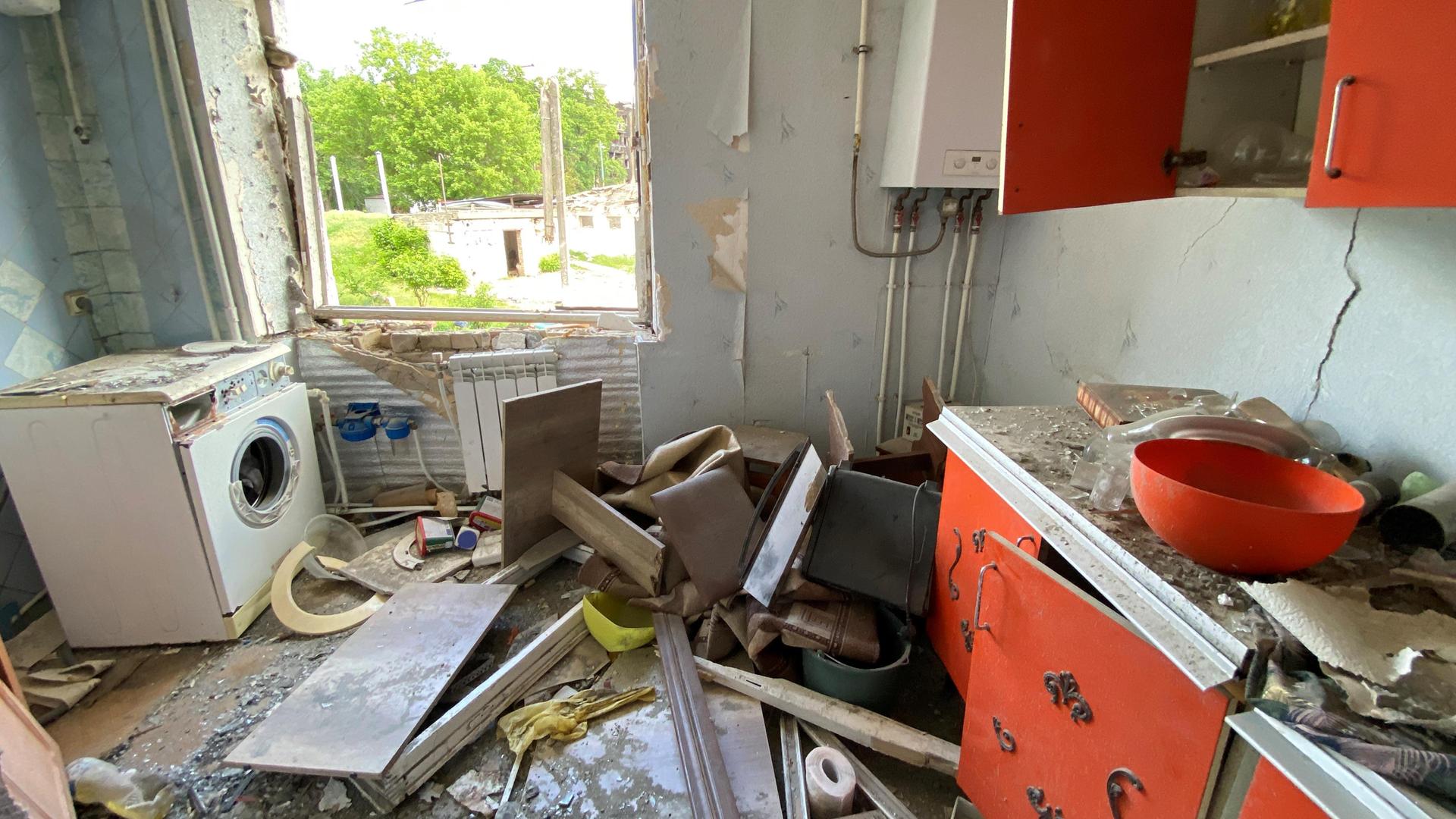 In einer Wohnung in einem zerstörten Haus des KIewer Vororts Borodjanka ist der Hausrat in einer Küche durch russischen Beschuss weitgehend zerstört. In einer Wohnung in einem zerstörten Haus des KIewer Vororts Borodjanka ist der Hausrat in einer Küche durch russischen Beschuss weitgehend zerstört.
