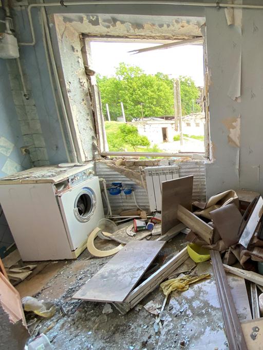 In einer Wohnung in einem zerstörten Haus des KIewer Vororts  Borodjanka ist der Hausrat in einer Küche durch russischen Beschuss weitgehend zerstört. 
