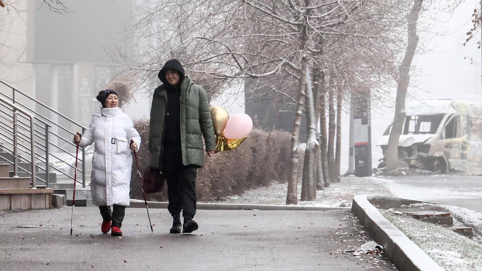 ALMATY, KAZAKHSTAN - JANUARY 8, 2022: People walk in a street after protests. The protests were sparked by rising fuel prices in the towns of Zhanaozen and Aktau in western Kazakhstan on January 2 and spread rapidly across the country. On January 5, President Tokayev dismissed the government and declared a 2 week state of emergency in the Mangistau and Almaty regions, as well as in the cities of Almaty and Nur-Sultan. Valery Sharifulin/TASS PUBLICATIONxINxGERxAUTxONLY TS11E4C1 ALMATY, KAZAKHSTAN - JANUARY 8, 2022: People walk in a street after protests. The protests were sparked by rising fuel prices in the towns of Zhanaozen and Aktau in western Kazakhstan on January 2 and spread rapidly across the country. On January 5, President Tokayev dismissed the government and declared a 2 week state of emergency in the Mangistau and Almaty regions, as well as in the cities of Almaty and Nur-Sultan. Valery Sharifulin/TASS PUBLICATIONxINxGERxAUTxONLY TS11E4C1