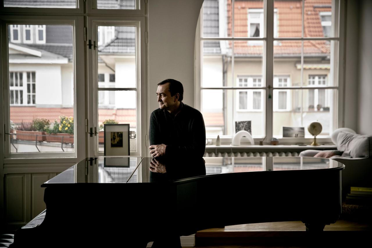 Pierre-Laurent Aimard lehnt in seiner Berliner Wohnung auf seinem geschlossenen Flügel und schaut freundlich zur Seite. Pierre-Laurent Aimard lehnt in seiner Berliner Wohnung auf seinem geschlossenen Flügel und schaut freundlich zur Seite.
