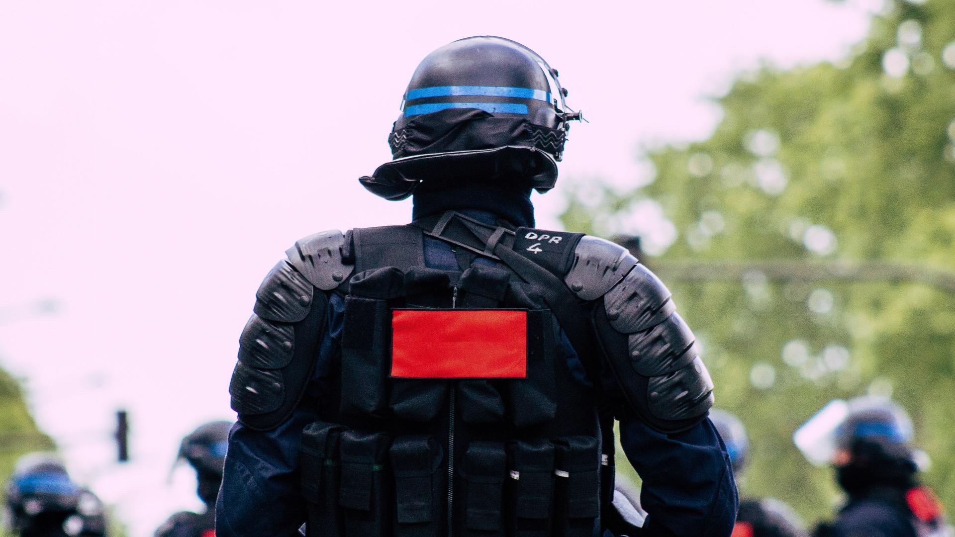 Hörspiel über die Macht und Arbeit der Polizei. Hörspiel über die Macht und Arbeit der Polizei.
