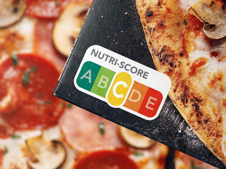 Die Verpackung einer Fertigpizza mit aufgedrucktem Nutri-Score-Symbol