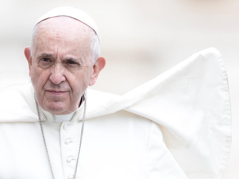 Portrait von Papst Franziskus ganz in weiß vor weißem, verschwommenen Hintergrund.