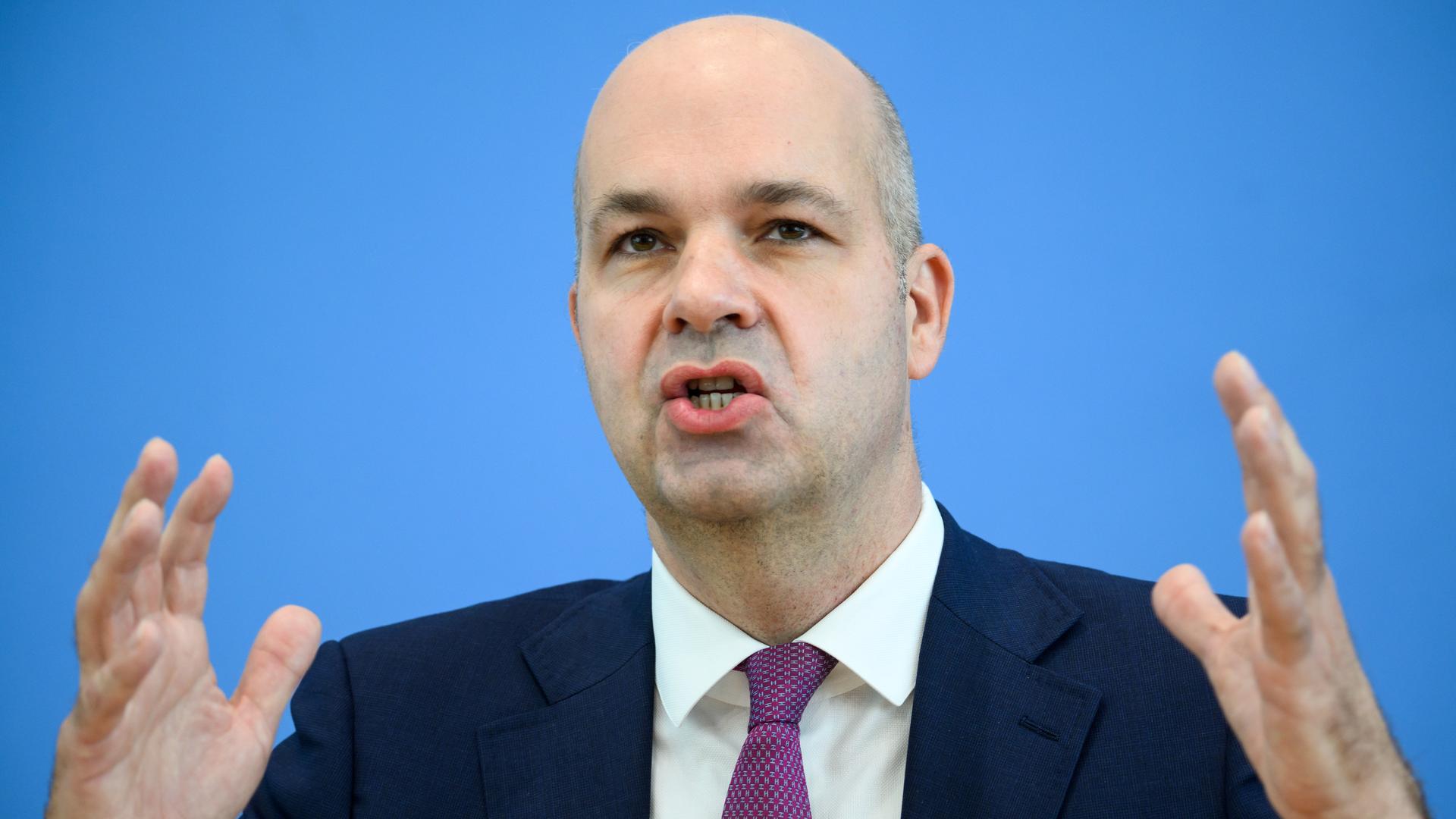 Marcel Fratzscher spricht bei einer Pressekonferenz und hat gestikulierend die Hände erhoben. Marcel Fratzscher spricht bei einer Pressekonferenz und hat gestikulierend die Hände erhoben.