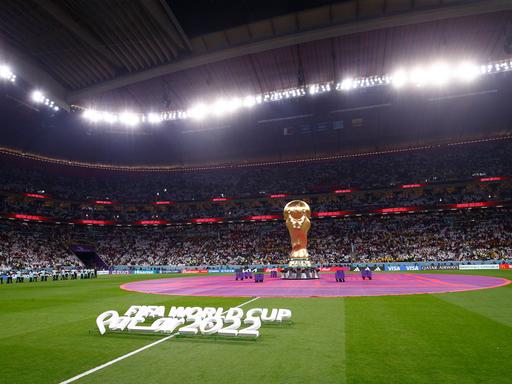 Ein übergroßer WM-Pokal auf dem Rasen vor dem Eröffnungsspiel der Fußball-WM 2022 zwischen Katar und Ecuador.