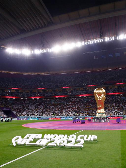 Ein übergroßer WM-Pokal auf dem Rasen vor dem Eröffnungsspiel der Fußball-WM 2022 zwischen Katar und Ecuador.