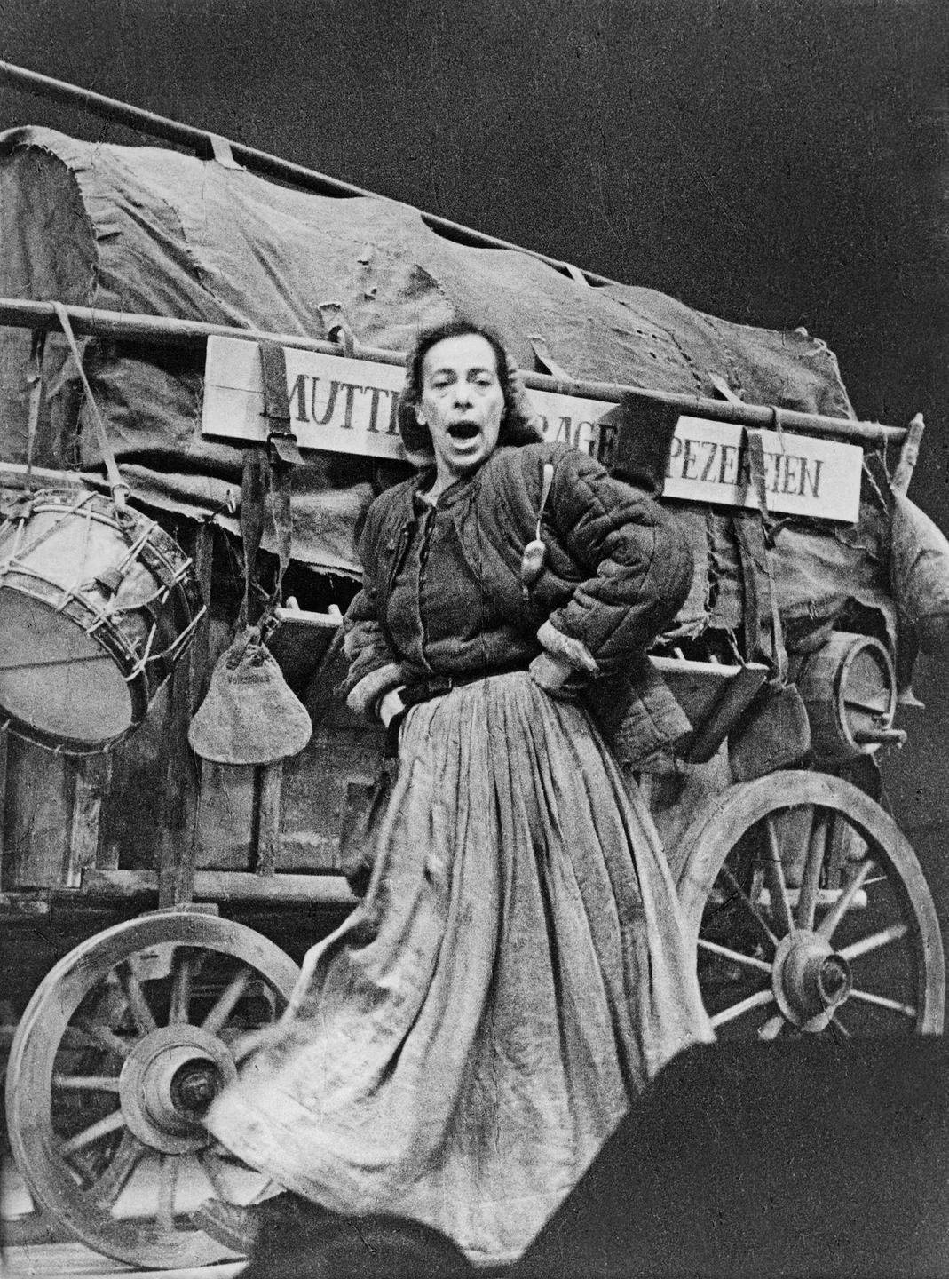 Helene Weigel in Ihrer Rolle als 'Mutter Courage' vor einem Planwagen auf der Bühne des Berliner Ensemble um 1956. Helene Weigel in Ihrer Rolle als 'Mutter Courage' vor einem Planwagen auf der Bühne des Berliner Ensemble um 1956.