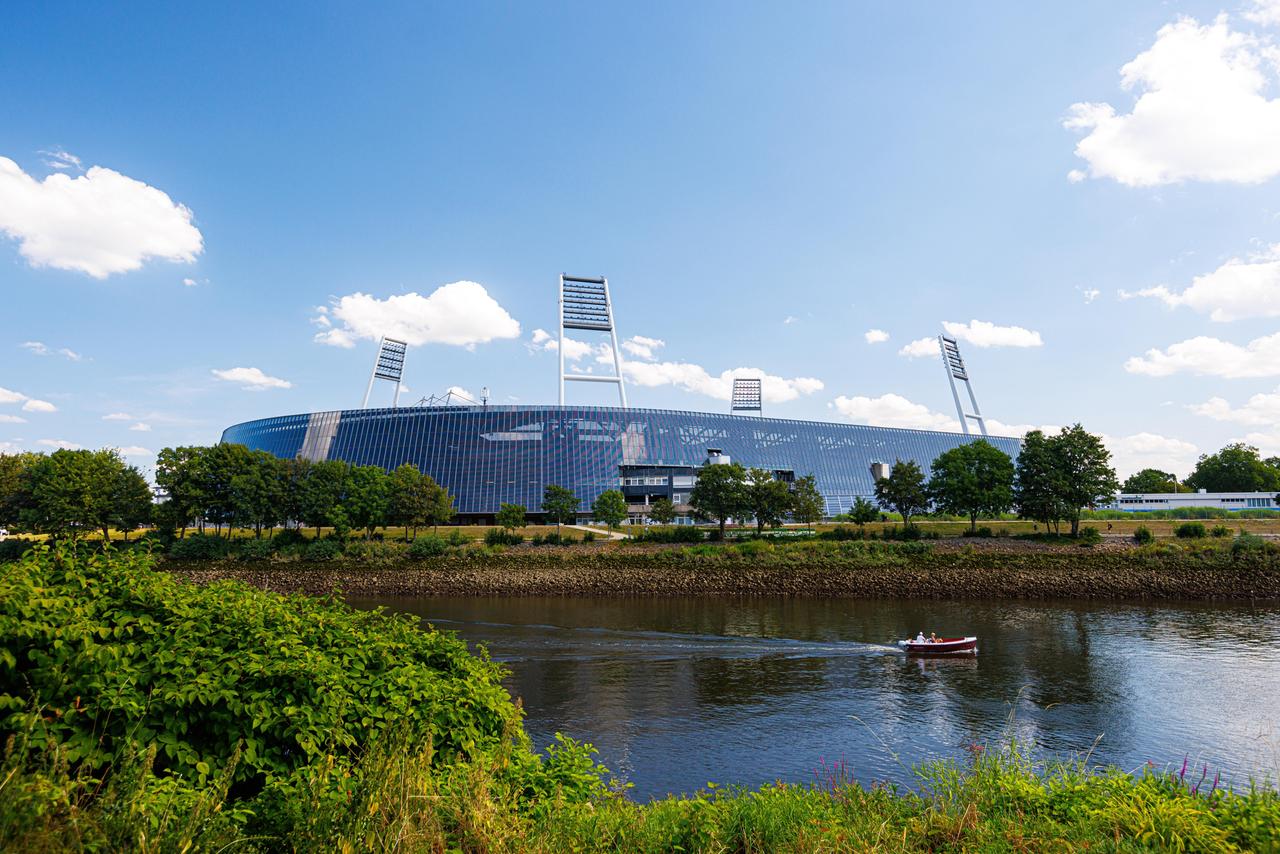 Das Stadion von Werder Bremen liegt direkt an der Weser. Das Stadion von Werder Bremen liegt direkt an der Weser.