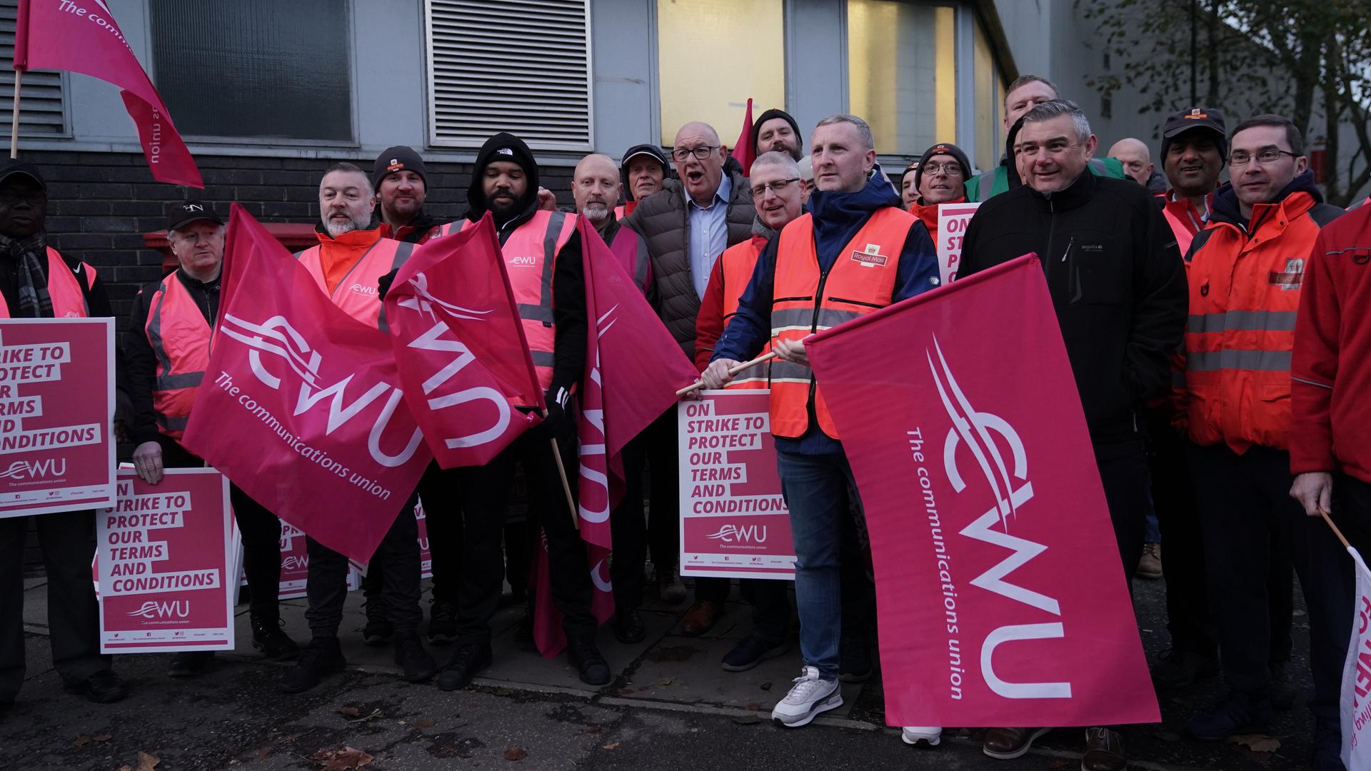 London: Dave Ward (M), Generalsekretär der Communication Workers Union (CWU), schließt sich den Postangestellten an der Streikpostenkette im Zustellungsbüro Camden Town im Nordwesten Londons an.