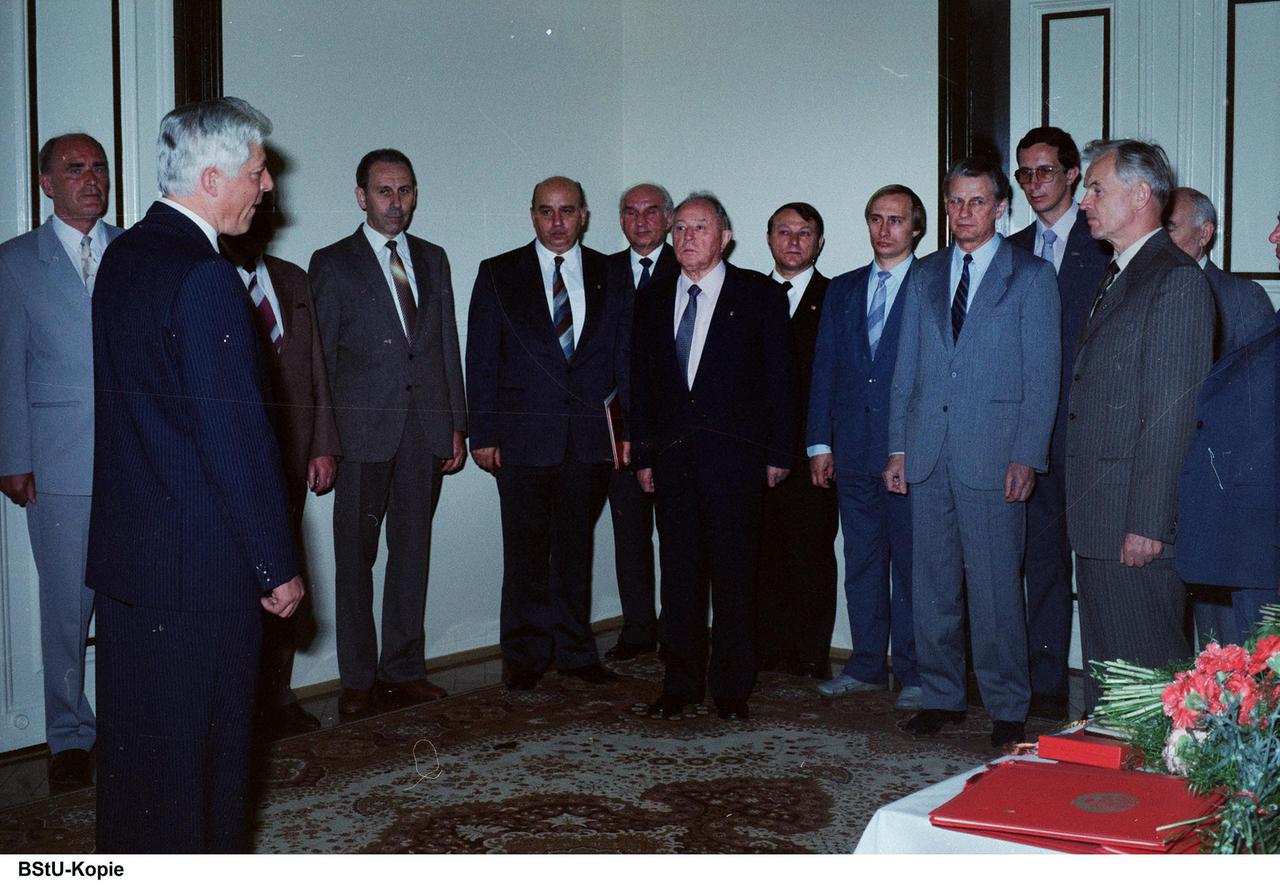 Putin mit Stasi-Chef Erich Mielke (M.) und SED-Chef Hans Modrow (r.)