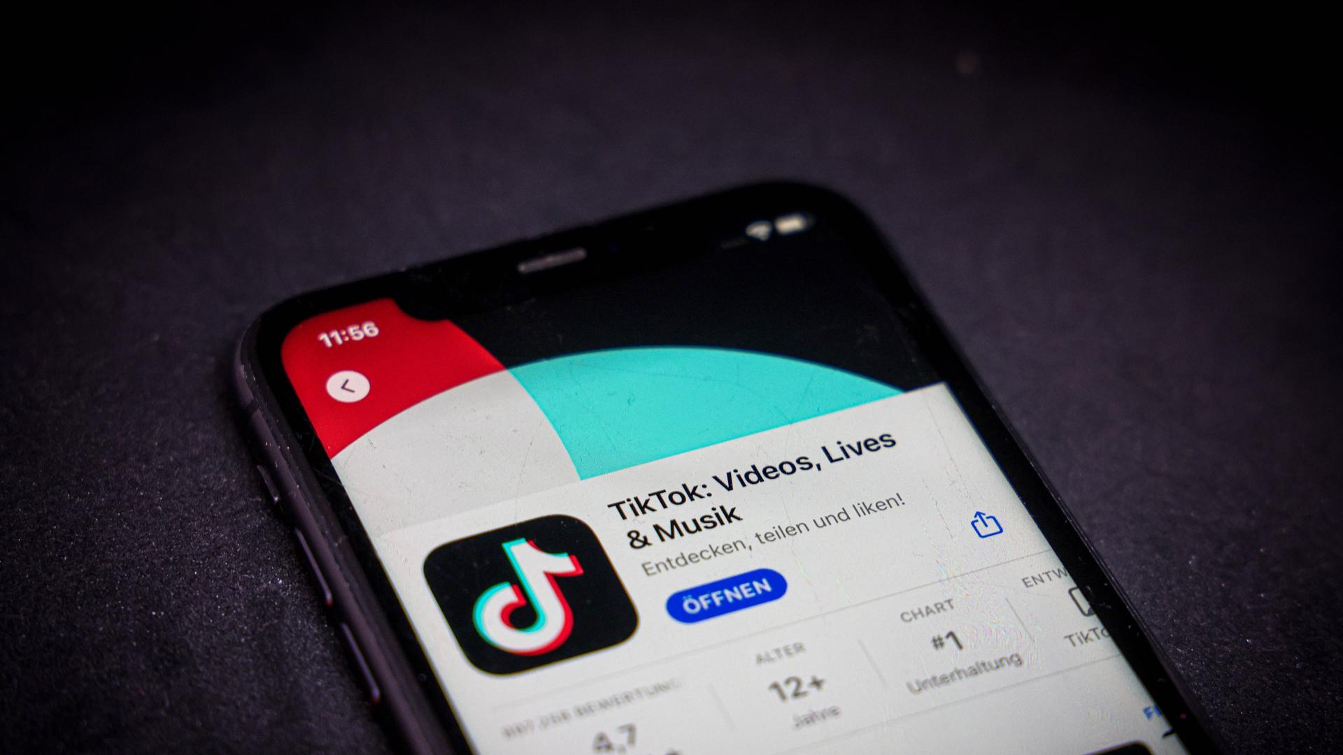 Auf einem Smartphonebildschirm ist die Anwendung TikTok in einem App-Store geöffnet. Auf einem Smartphonebildschirm ist die Anwendung TikTok in einem App-Store geöffnet.