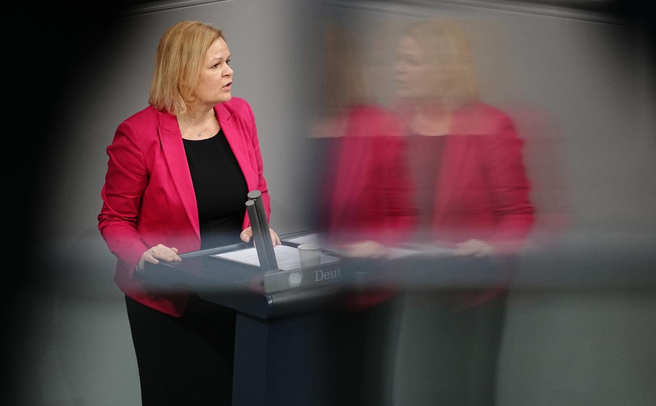 Bundesinnenministerin Nancy Faeser (SPD) am Rednerpult in einer Bundestagsdebatte. Bundesinnenministerin Nancy Faeser (SPD) am Rednerpult in einer Bundestagsdebatte.