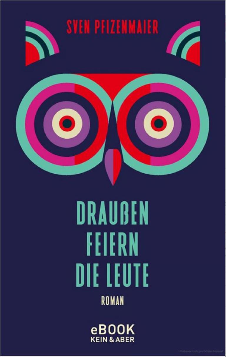 Der Buchumschlag von Sven Pfizenmaiers Roman "Draußen feiern die Leute" zeigt das stilisierte Gesicht einer Eule, zusammengesetzt aus roten, blauen, violetten und türkisen geometrischen Formen. Der Buchumschlag von Sven Pfizenmaiers Roman "Draußen feiern die Leute" zeigt das stilisierte Gesicht einer Eule, zusammengesetzt aus roten, blauen, violetten und türkisen geometrischen Formen.