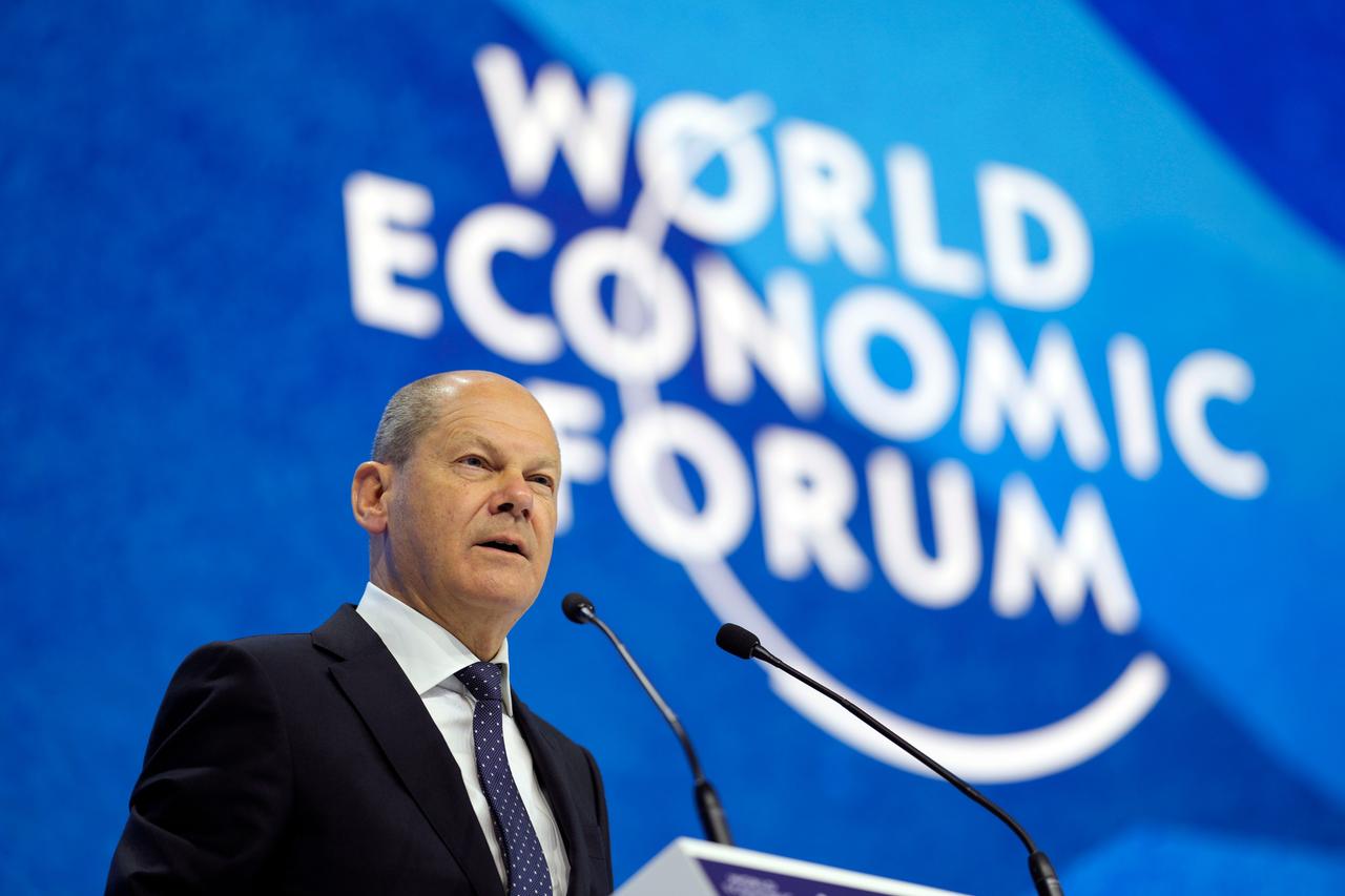 Olaf Scholz in dunklem Anzug vor einem großen Schriftzug mit "World Economic Forum"