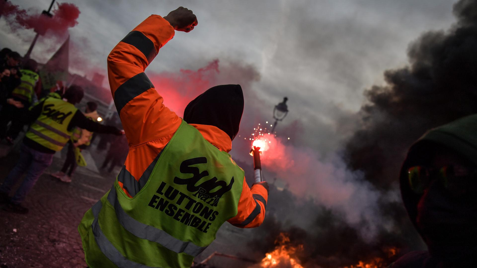 Demonstranten zünden Feuer an, nachdem die französische Regierung die Rentenreform ohne Abstimmung im Parlament durchgesetzt hat Demonstranten zünden Feuer an, nachdem die französische Regierung die Rentenreform ohne Abstimmung im Parlament durchgesetzt hat