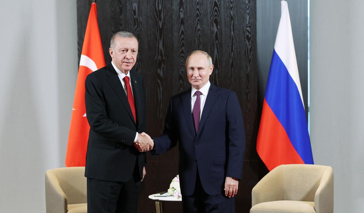 Recep Tayyip Erdogan und Wladimir Putin schütteln einander vor einer türkischen und einer russischen Flagge die Hände. Recep Tayyip Erdogan und Wladimir Putin schütteln einander vor einer türkischen und einer russischen Flagge die Hände.