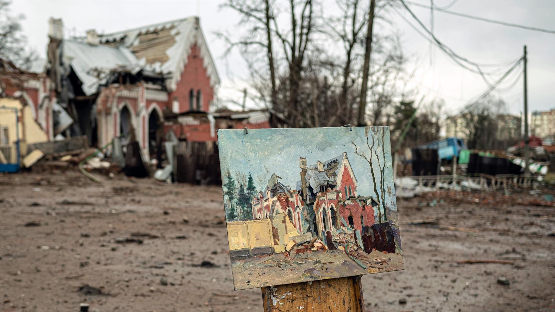 Ukraine-Krieg 2022. Die Großstadt Tschernihiw, ca. 150 km nordöstlich von Kiew, wurde von Ende Februar bis Ende März von russischen Truppen belagert und mehrfach von der Luftwaffe bombardiert. Der ortsansässige Künstler Viktor Onyshchenko malt die bei den russischen Luftangriffen vom 11. März zerstörte Bibliothek. Tschernihiw, Oblast Tschernihiw, Ukraine, 08.04.2022 Ukraine-Krieg 2022. Die Großstadt Tschernihiw, ca. 150 km nordöstlich von Kiew, wurde von Ende Februar bis Ende März von russischen Truppen belagert und mehrfach von der Luftwaffe bombardiert. Der ortsansässige Künstler Viktor Onyshchenko malt die bei den russischen Luftangriffen vom 11. März zerstörte Bibliothek. Tschernihiw, Oblast Tschernihiw, Ukraine, 08.04.2022