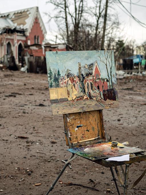 Ukraine-Krieg 2022. Die Großstadt Tschernihiw, ca. 150 km nordöstlich von Kiew, wurde von Ende Februar bis Ende März von russischen Truppen belagert und mehrfach von der Luftwaffe bombardiert. Der ortsansässige Künstler Viktor Onyshchenko malt die bei den russischen Luftangriffen vom 11. März zerstörte Bibliothek. Tschernihiw, Oblast Tschernihiw, Ukraine, 08.04.2022