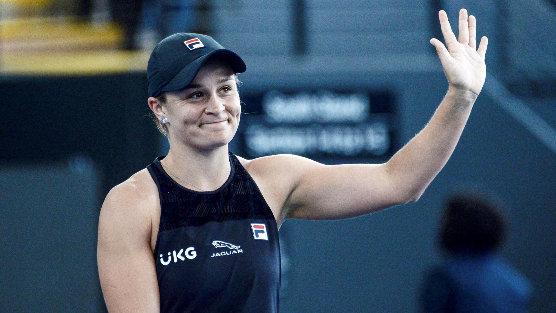 Ashleigh Barty winkt ins Publikum. Ashleigh Barty winkt ins Publikum.