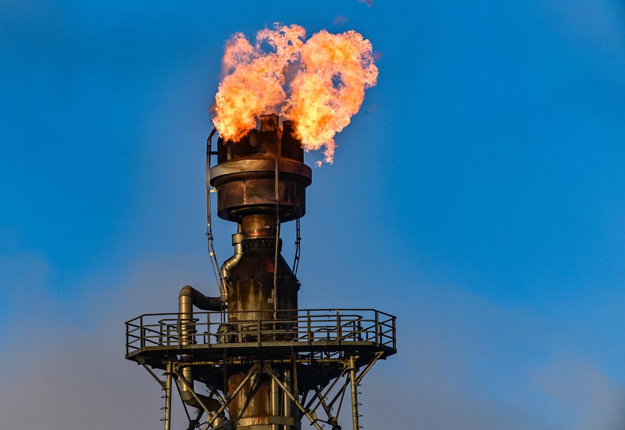 In der PCK-Raffinerie GmbH in Schwedt wird überschüssiges Gas in der Rohölverarbeitungsanlage verbrannt. Die Versorgung der Erdölraffinerie PCK erfolgt mit Rohöl aus Russland über die Pipeline «Freundschaft» und nach Angaben des Unternehmens aktuell zuverlässig und ohne Probleme. Der russische Energiekonzern Rosneft hatte 2021 einen Großteil der Erdölraffinerie PCK in Schwedt übernommen. Mehr als 1100 Menschen arbeiten in der Raffinerie. Dort endet die Pipeline «Freundschaft» aus Russland, über die Deutschland nach Angaben der Raffinerie zu 25 Prozent mit Rohöl versorgt wird. Rosneft ist der größte russische Ölproduzent. Die Raffinerie in der Uckermark verarbeitet nach eigenen Angaben jährlich 12 Millionen Tonnen Rohöl und gehört damit zu den größten Verarbeitungsstandorten in Deutschland. In der PCK-Raffinerie GmbH in Schwedt wird überschüssiges Gas in der Rohölverarbeitungsanlage verbrannt. Die Versorgung der Erdölraffinerie PCK erfolgt mit Rohöl aus Russland über die Pipeline «Freundschaft» und nach Angaben des Unternehmens aktuell zuverlässig und ohne Probleme. Der russische Energiekonzern Rosneft hatte 2021 einen Großteil der Erdölraffinerie PCK in Schwedt übernommen. Mehr als 1100 Menschen arbeiten in der Raffinerie. Dort endet die Pipeline «Freundschaft» aus Russland, über die Deutschland nach Angaben der Raffinerie zu 25 Prozent mit Rohöl versorgt wird. Rosneft ist der größte russische Ölproduzent. Die Raffinerie in der Uckermark verarbeitet nach eigenen Angaben jährlich 12 Millionen Tonnen Rohöl und gehört damit zu den größten Verarbeitungsstandorten in Deutschland.
