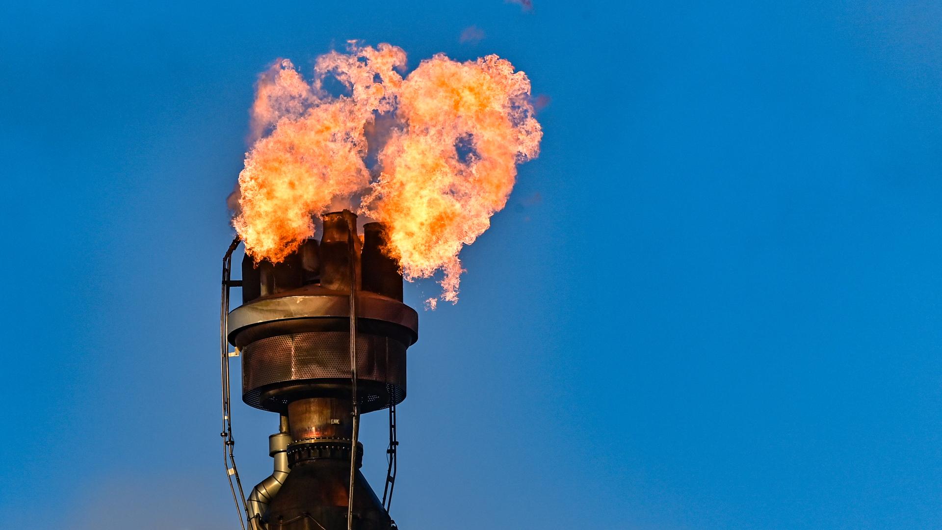 In einer Raffinerie in der Stadt Schwedt wird überschüssiges Gas verbrannt. 