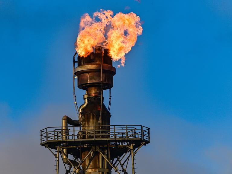 Feuer vor strahlend blauem Himmel: In der PCK-Raffinerie GmbH in Schwedt wird überschüssiges Gas in der Rohölverarbeitungsanlage verbrannt. 