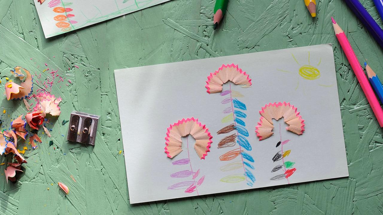 Ein Kinderbild mit Blumen. Die Blütenköpfe bestehen aus Buntstiftspänen wie sie beim Anspitzen anfallen. Ein Kinderbild mit Blumen. Die Blütenköpfe bestehen aus Buntstiftspänen wie sie beim Anspitzen anfallen.