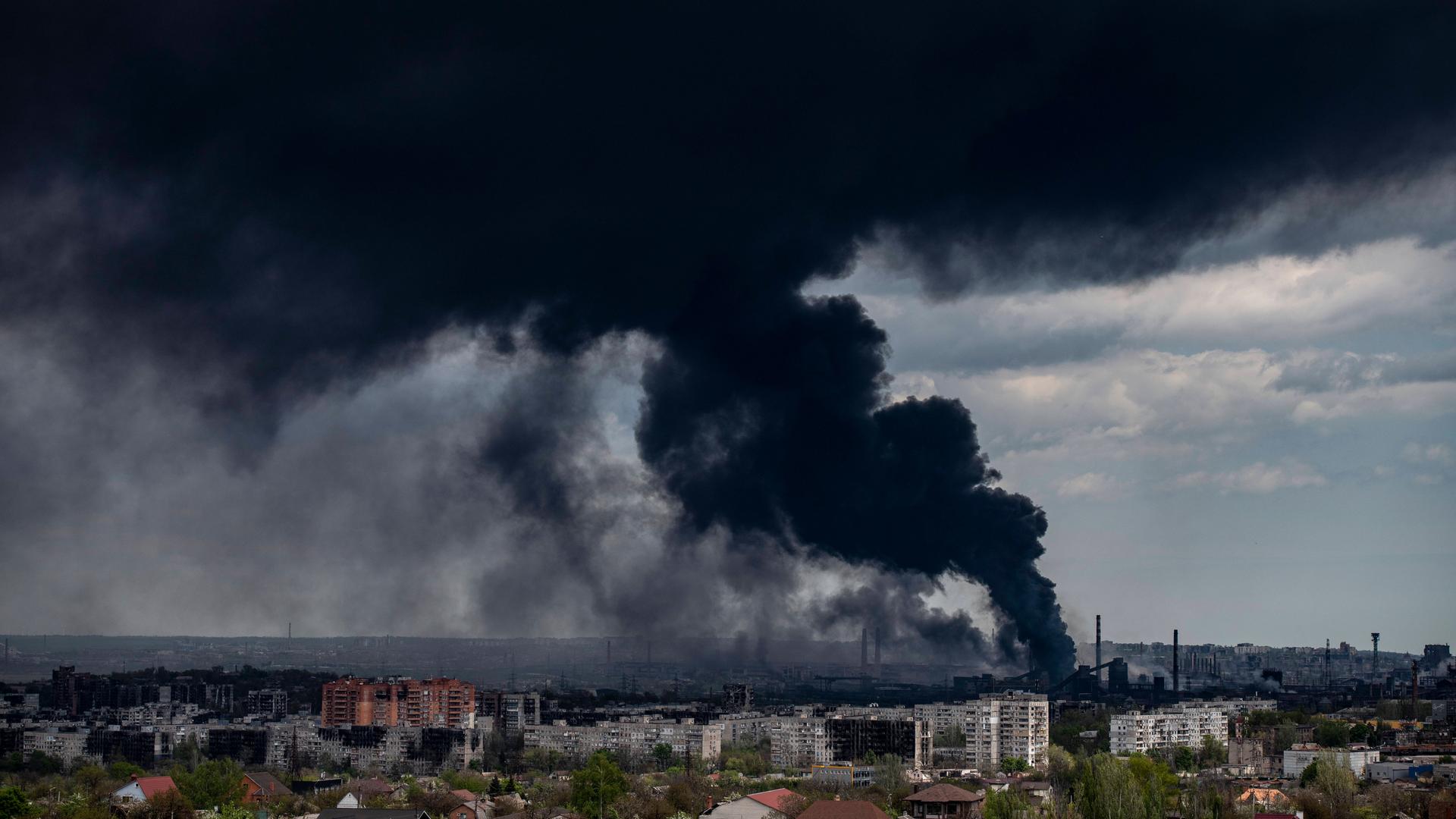 Rauch über dem Stahlwerk Azovstal im zerstörten Mariupol.