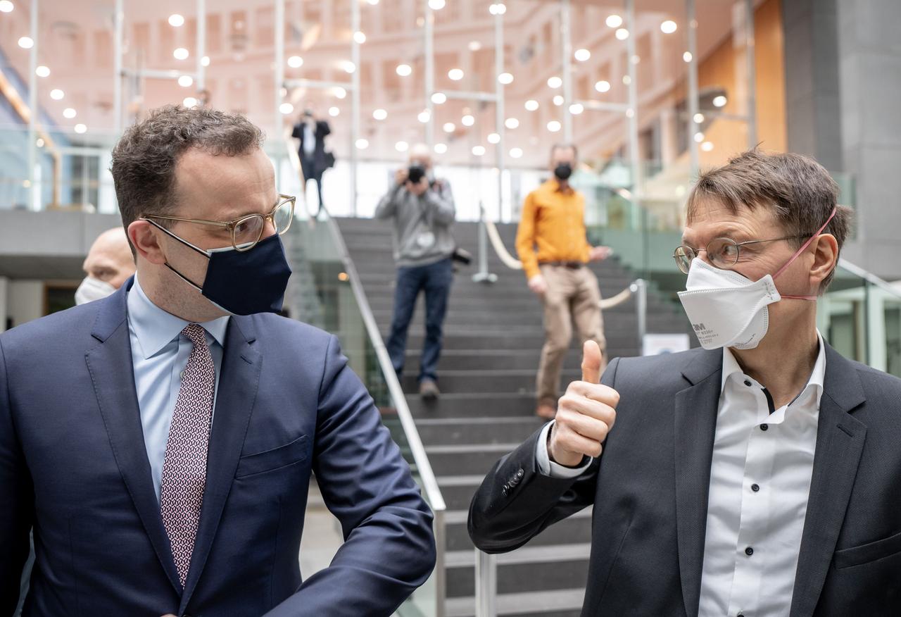 Der alte und der neue Bundesgesundheitsminister, Spahn und Lauterbach. Dieser hält den rechten Daumen hoch. Der alte und der neue Bundesgesundheitsminister, Spahn und Lauterbach. Dieser hält den rechten Daumen hoch.