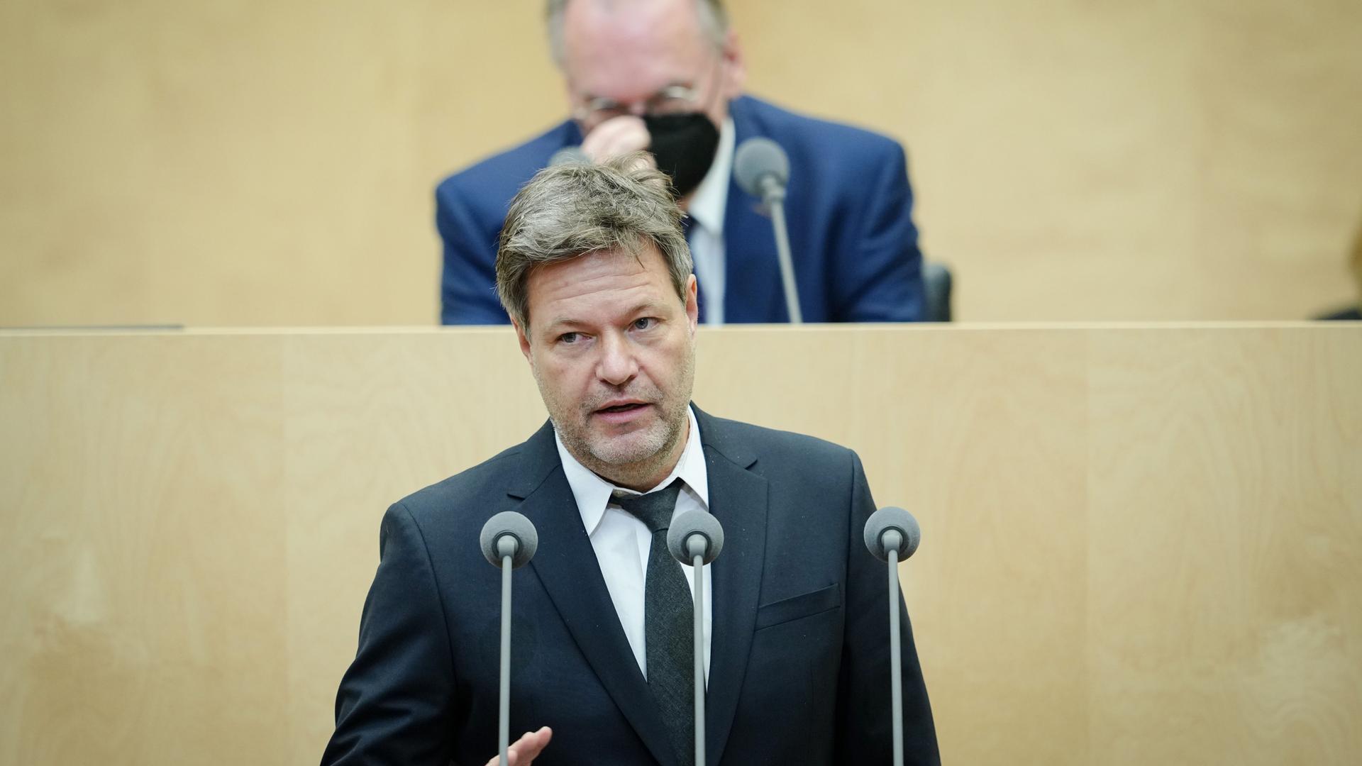 Robert Habeck (Bündnis 90/Die Grünen), Bundesminister für Wirtschaft und Klimaschutz, spricht bei der Sitzung des Bundesrats. Hinter ihm sitzt Reiner Haseloff (CDU), Ministerpräsident von Sachsen-Anhalt. Ein Thema der Sitzung ist der Nachtragshaushalt der Ampel-Koalition. Robert Habeck (Bündnis 90/Die Grünen), Bundesminister für Wirtschaft und Klimaschutz, spricht bei der Sitzung des Bundesrats. Hinter ihm sitzt Reiner Haseloff (CDU), Ministerpräsident von Sachsen-Anhalt. Ein Thema der Sitzung ist der Nachtragshaushalt der Ampel-Koalition.