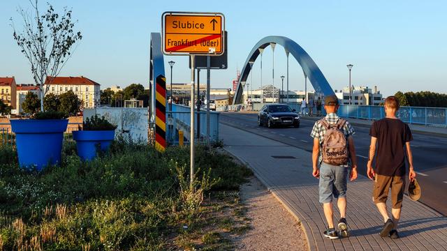 Fußgänger auf der Grenzbrücke zwischen Frankfurt/Oder und der polnischen Stadt Slubice.
