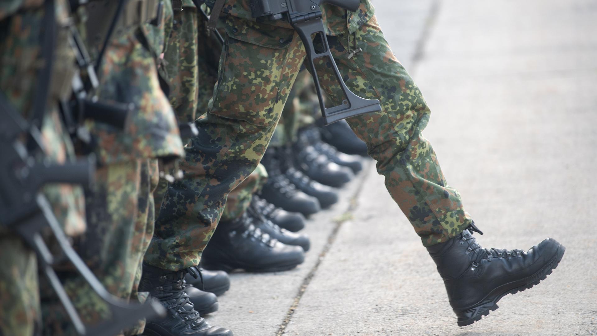 Ein Reservist in Ausbildung tritt während eines Ausbildungsmoduls des Projektes "Ungediente für die Reserve" des Landeskommandos Hessen auf dem Truppenübungsplatz Hammelburg vor. In dem Projekt werden Bürger und Bürgerinnen ohne Truppenerfahrung in mehreren Modulen für die Reserve der Bundeswehr ausgebildet. Ein Reservist in Ausbildung tritt während eines Ausbildungsmoduls des Projektes "Ungediente für die Reserve" des Landeskommandos Hessen auf dem Truppenübungsplatz Hammelburg vor. In dem Projekt werden Bürger und Bürgerinnen ohne Truppenerfahrung in mehreren Modulen für die Reserve der Bundeswehr ausgebildet.