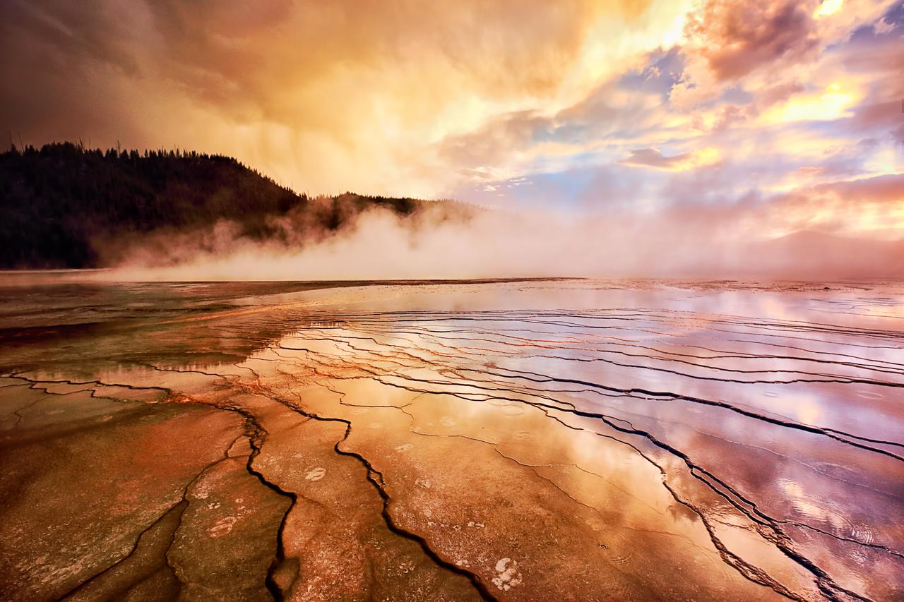 Sonnenuntergang über der Grand Prismatic Hot Spring Sonnenuntergang über der Grand Prismatic Hot Spring