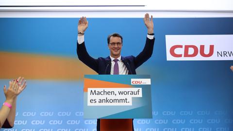 Der bisherige NRW-Ministerpräsident und CDU-Spitzenkandidat für die Landtagswahl in Nordrhein-Westfalen, Hendrik Wüst, steht bei der Wahlparty seiner Partei auf der Bühne