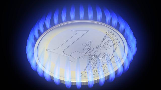 Ein Euro umgeben von Gasflammen