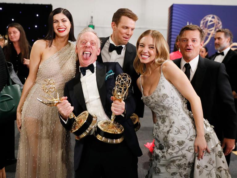 Emmy-Preisträger Alexandra Daddario, Mike White, Jake Lacy, Sydney Sweeney and Steve Zahn posieren mit Trophäen.