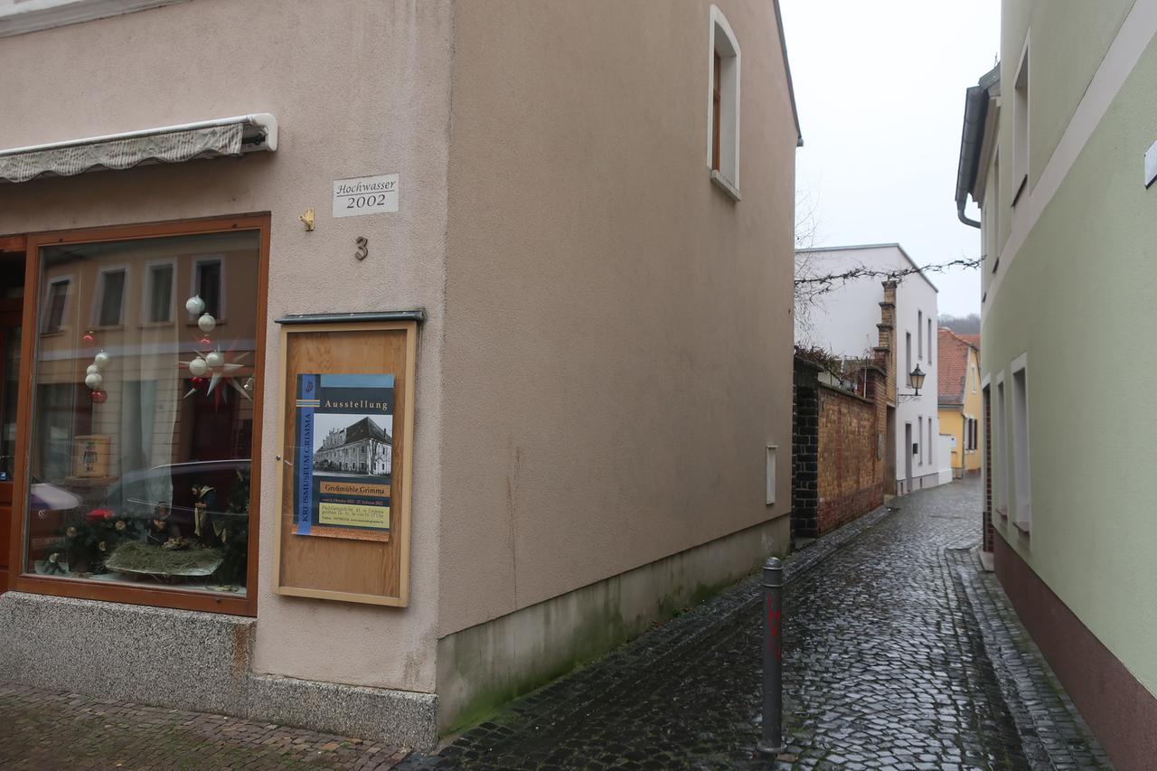 An einem Haus in Grimma wir die Hochwassermarke aus dem Jahr 2002 angezeigt. An einem Haus in Grimma wir die Hochwassermarke aus dem Jahr 2002 angezeigt.