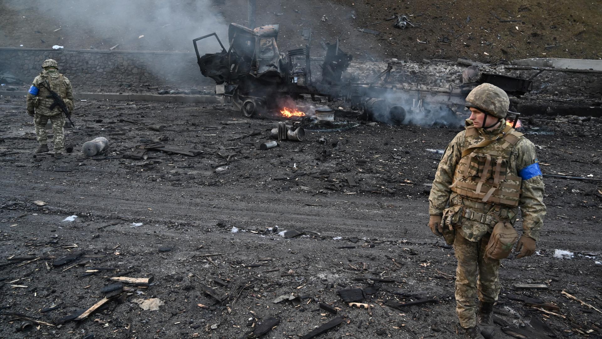 Ukrainische Soldaten suchen in Kiew am Morgen des 26. Februar nach nicht detonierten Geschossen. Ukrainische Soldaten suchen in Kiew am Morgen des 26. Februar nach nicht detonierten Geschossen.