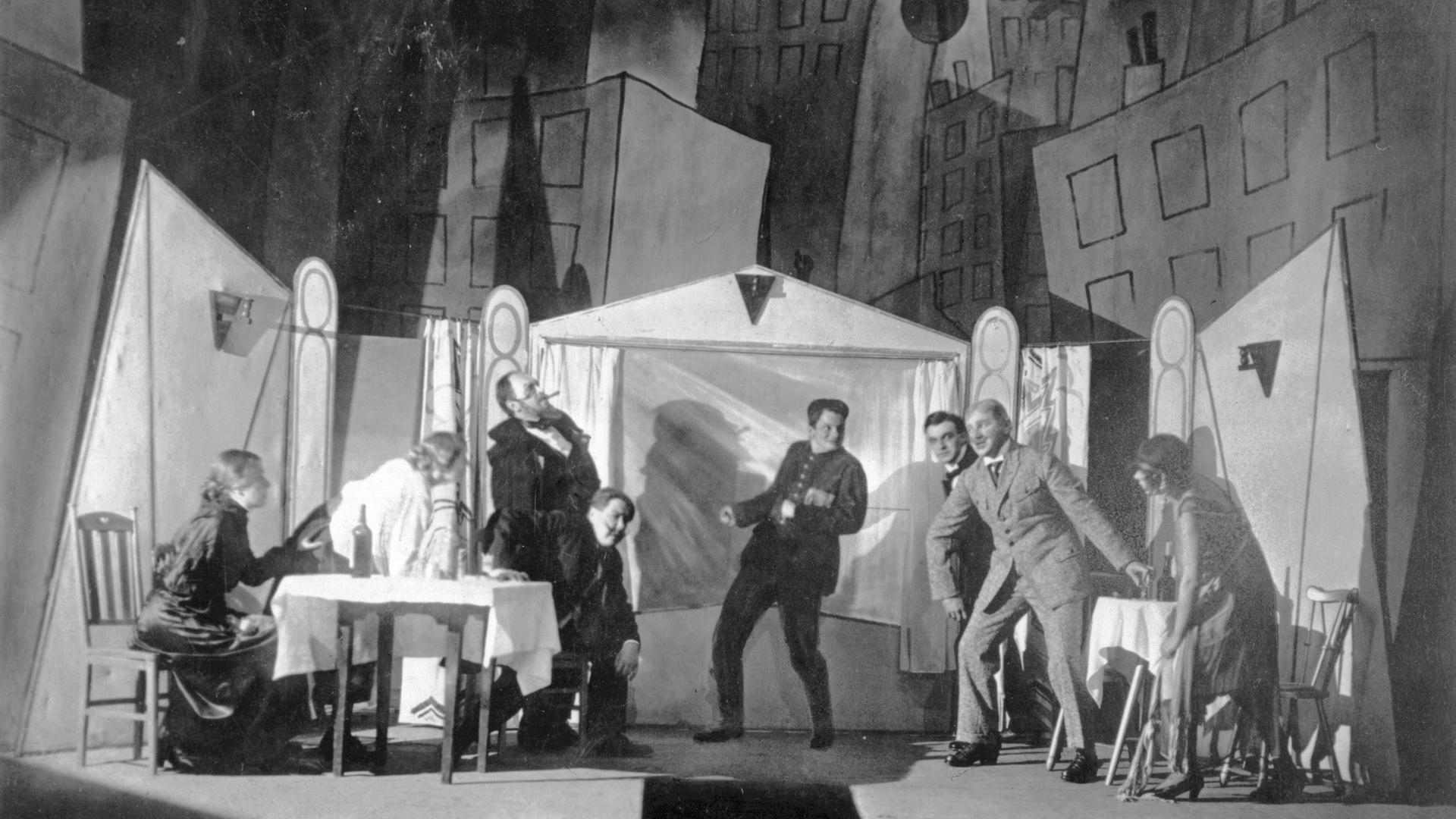 Szenenbild der Uraufführung von Bertolt Brechts "Trommeln in der Nacht", 1922 an den Münchner Kammerspielen 
