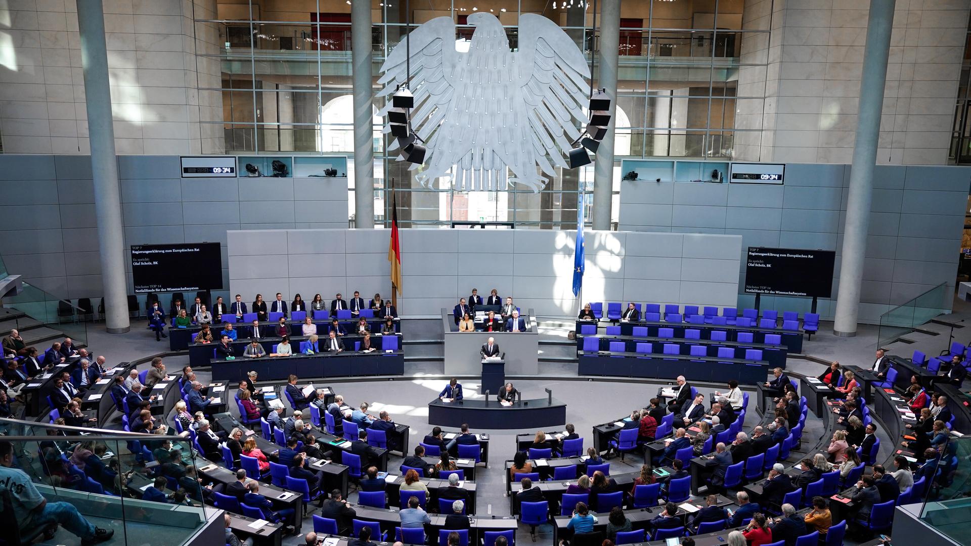 Das Bild zeigt die Politiker im Bundestagin Berlin