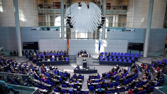 Blick in den Plenarsaal während der 63. Bundestagssitzung in Berlin