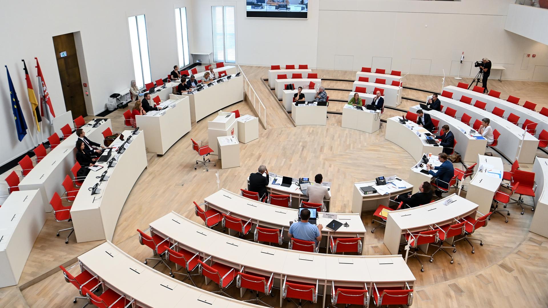 Der Hauptausschuss des Brandenburger Landtags tagt bei einer Sondersitzung im Fall der abberufen Intendantin Schlesinger Der Hauptausschuss des Brandenburger Landtags tagt bei einer Sondersitzung im Fall der abberufen Intendantin Schlesinger