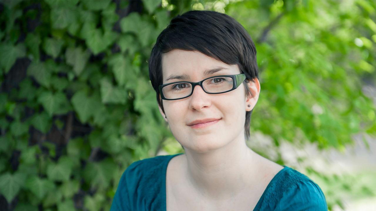 Jacquline Wormstädt. Eine junge Frau mit kurzen dunklen Haaren und Brille lächelt in die Kamera. Jacquline Wormstädt. Eine junge Frau mit kurzen dunklen Haaren und Brille lächelt in die Kamera.