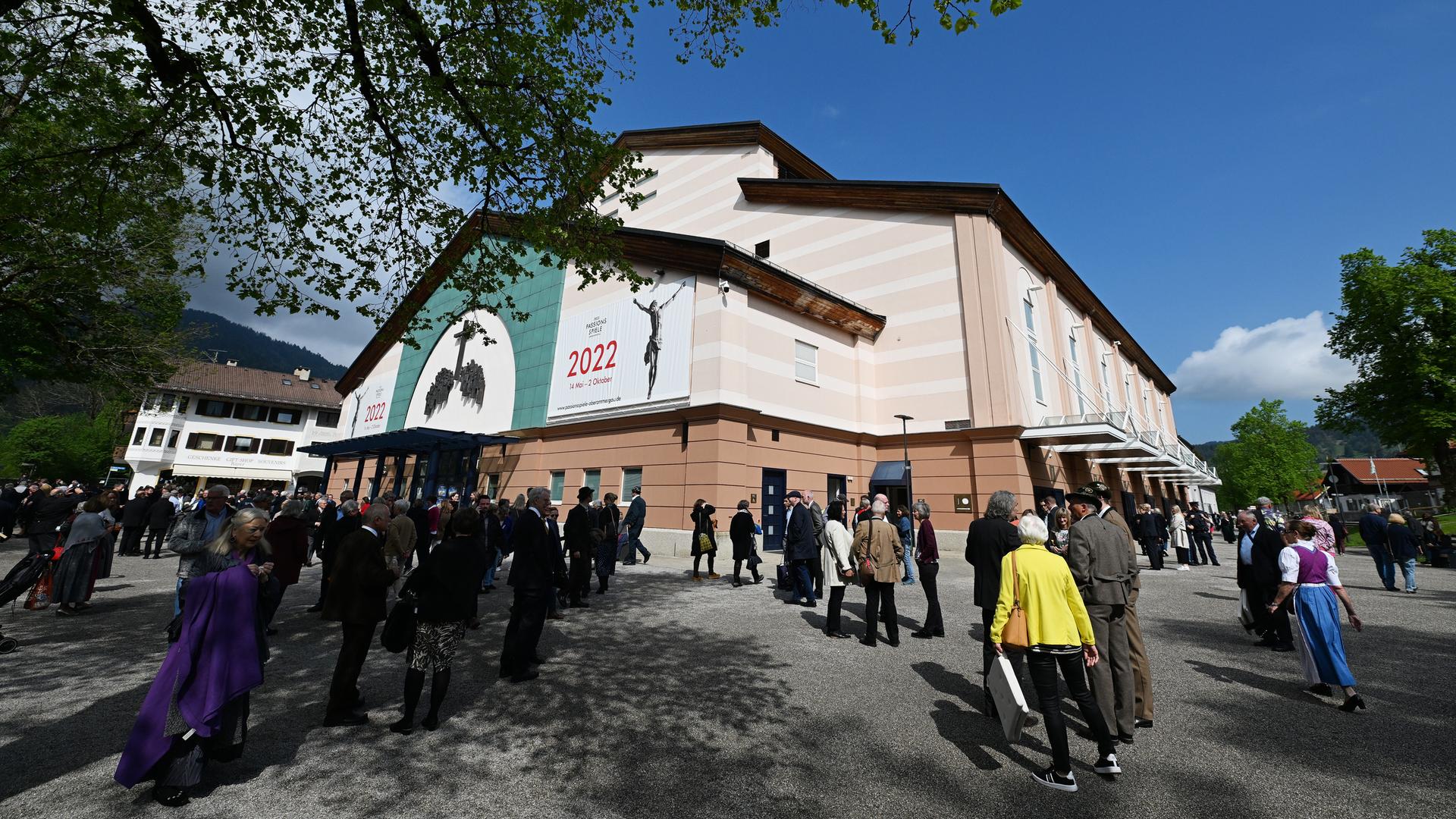 Besucher kommen zum Eröffnungsgottesdienst der Passionsspiele. Besucher kommen zum Eröffnungsgottesdienst der Passionsspiele.