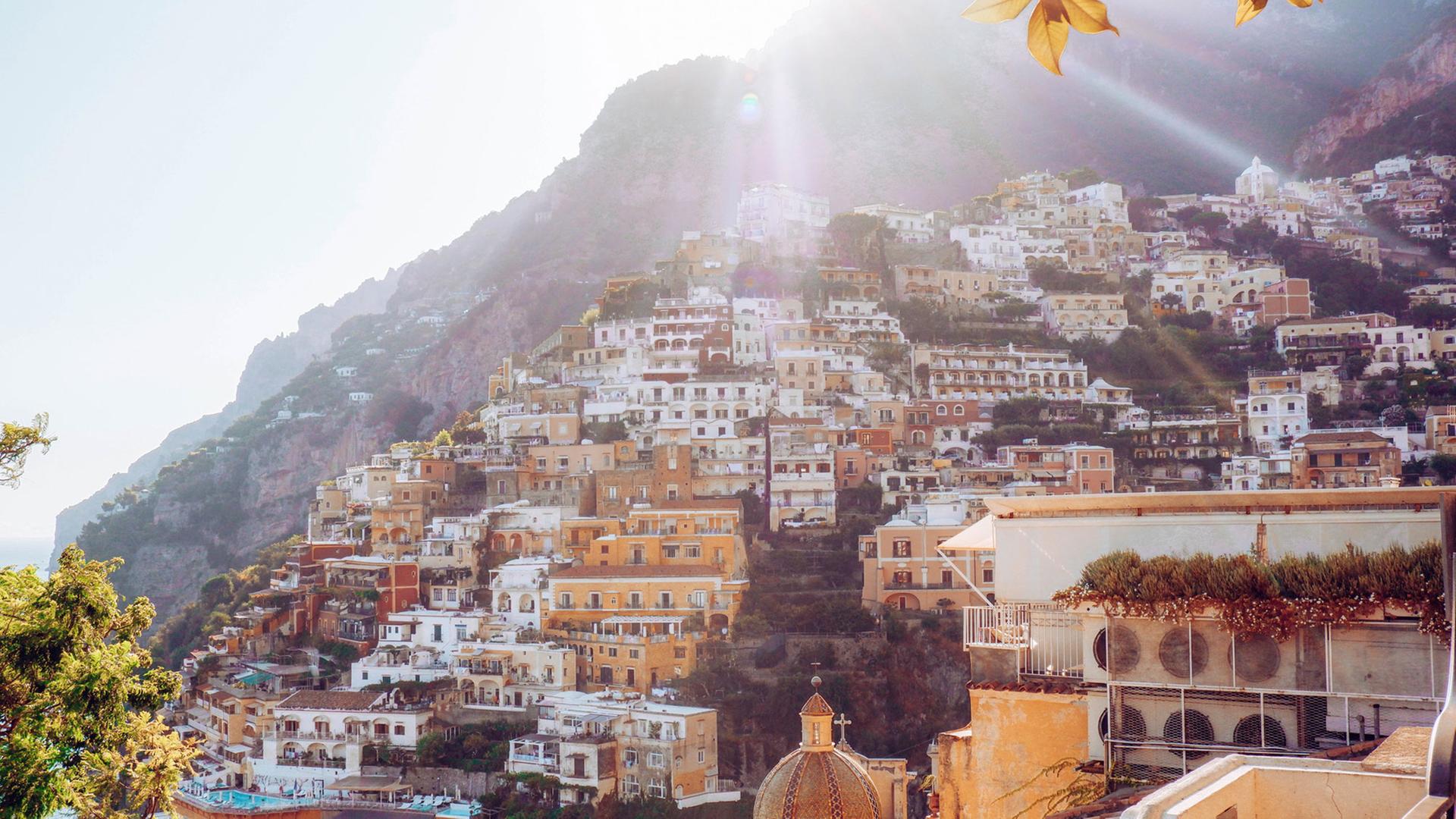 Die Amalfiküste hat glamouröse Zeiten hinter sich – mit allerhand Schattenseiten, wie Papst Petrus erfahren muss.