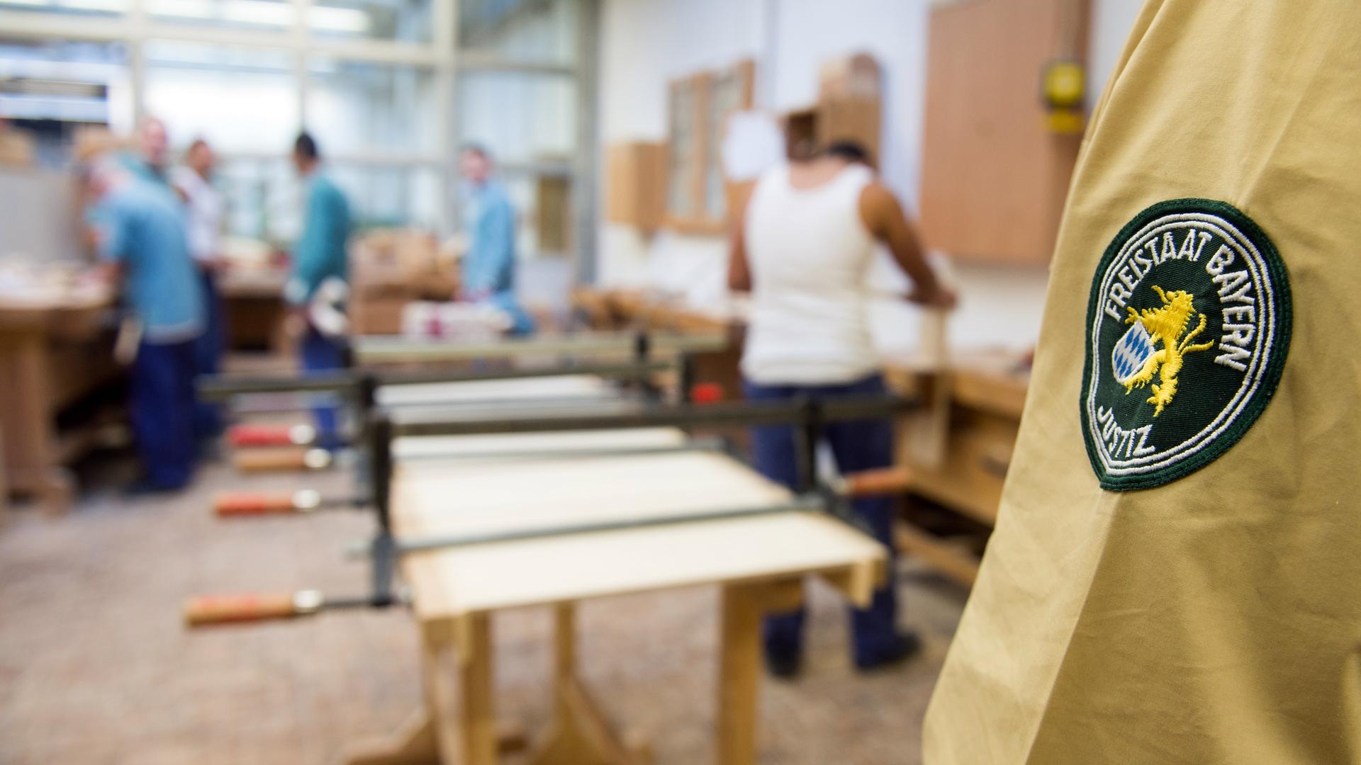 Ein Justizbeamte beaufsichtigt die Arbeit von Häftlingen. Ein Justizbeamte beaufsichtigt die Arbeit von Häftlingen.