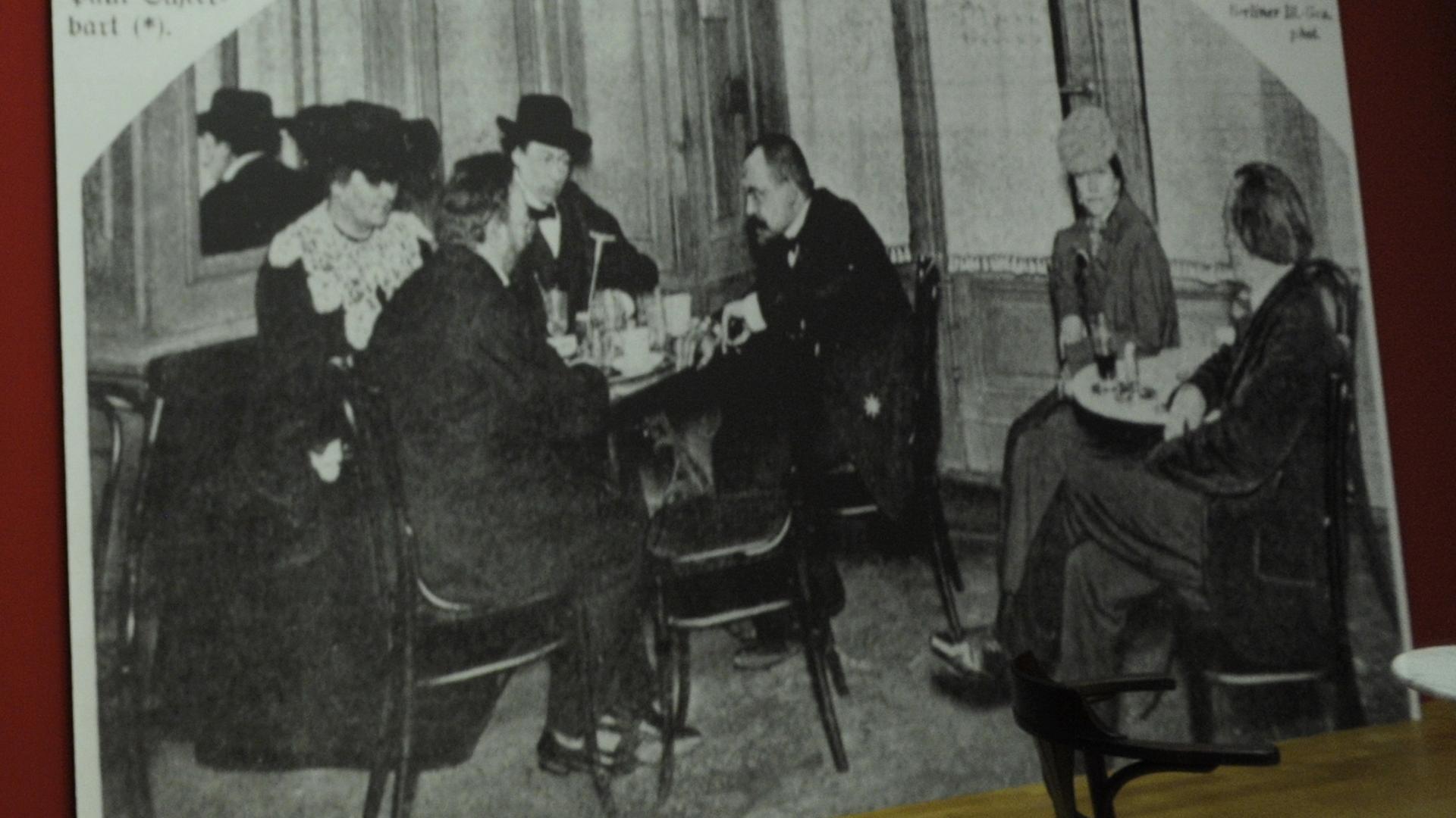 "Vom Stammtisch im Café des Westens": Else Lasker-Schüler-Ausstellung "Die Bilder" im Hamburger Bahnhof. "Vom Stammtisch im Café des Westens": Else Lasker-Schüler-Ausstellung "Die Bilder" im Hamburger Bahnhof.
