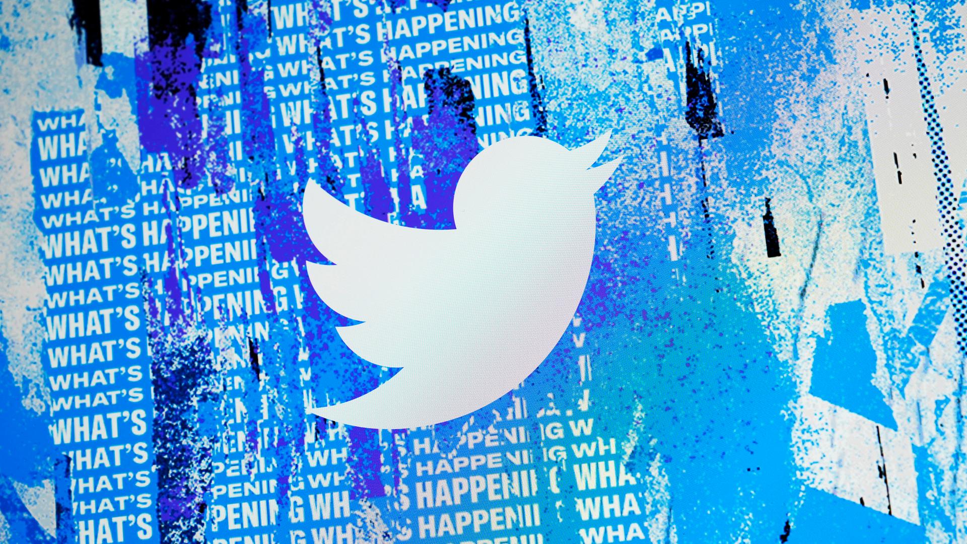 Collage eines Twitter-Spatzen auf einem Computerbildshirm, im Hintergrund ist der Schriftzug "What's happening" mehrfach untereinander zu sehen.
