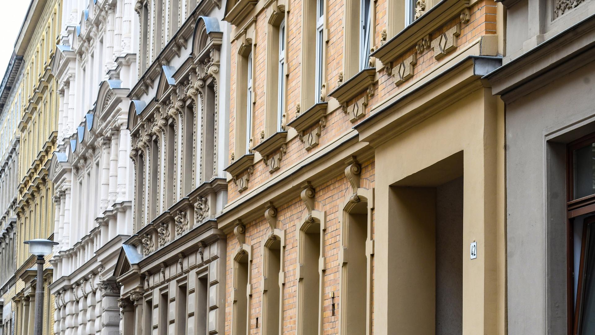 Straßenzug mit prachtvollen Hausfassaden in der Stadt Halle. Straßenzug mit prachtvollen Hausfassaden in der Stadt Halle.